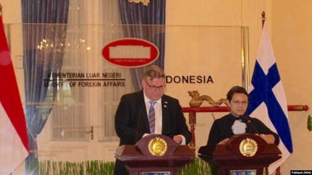 Menlu Indonesia Retno Marsudi (kanan) bersama Menlu Finlandia Timo Soini memberikan keterangan pers soal kerjasama kedua negara di Gedung Pancasila, Kemenlu, Senin 2/11 (Foto: VOA/Fathiyah).