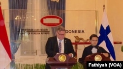 Menlu Indonesia Retno Marsudi (kanan) bersama Menlu Finlandia Timo Soini memberikan keterangan pers soal kerjasama kedua negara di Gedung Pancasila, Kemenlu, Senin 2/11 (Foto: VOA/Fathiyah).