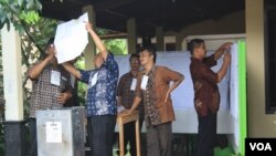 Proses penghitungan suara oleh Panitia Pemilihan Suara di salah satu TPS di Yogyakarta dalam Pemilu 2014 lalu (Foto: VOA/Nurhadi)