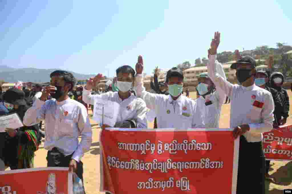 ချင်းပြည်နယ် မတူပီ မြို့နယ်က ပညာရေးဝန်ထမ်းတွေ၊ ကျန်းမာရေးဝန်ထမ်းတွေနဲ့ ပြည်သူတွေရဲ့ စစ်အာဏာသိမ်းဆန့်ကျင် ဆန္ဒပြပွဲ မြင်ကွင်း။