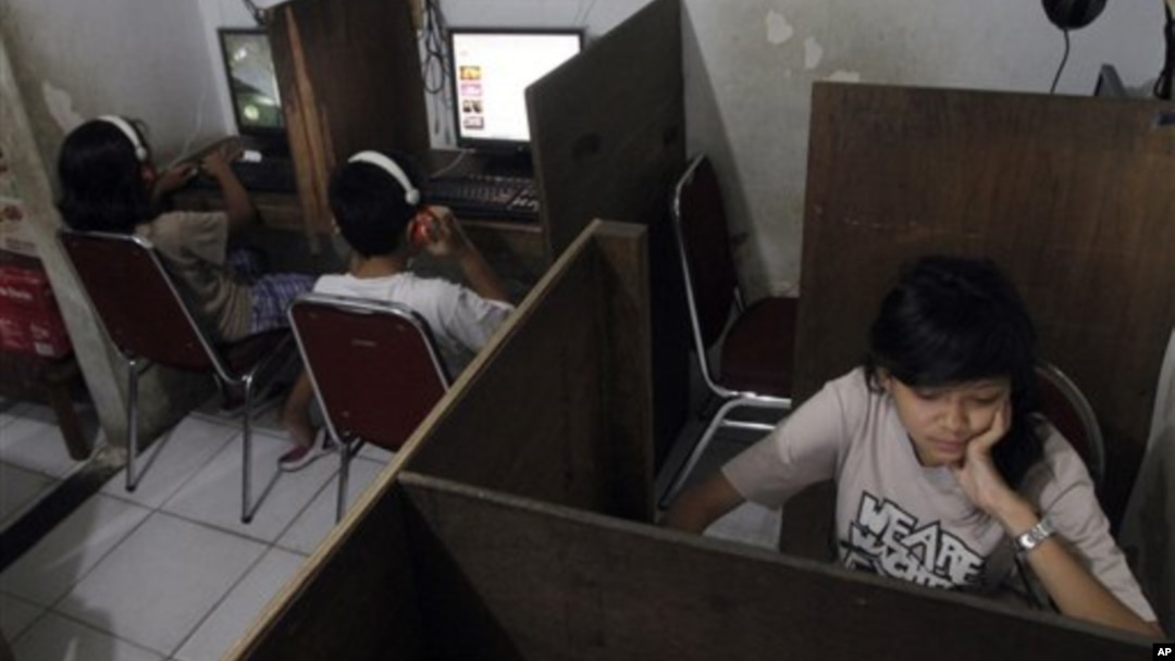 Người sử dụng internet một quán cà phê internet ở Jakarta, Indonesia. 