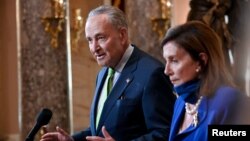 Pemimpin Minorita Senat Chuck Schumer bersama Ketua DPR AS saat memberi keterangan pers di Capitol, Washington, 29 Juli 2020. (Foto: Reuters)