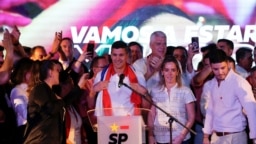 El candidato presidencial paraguayo Santiago Peña del gobernante Partido Colorado habla en la sede del partido mientras él y su compañero de fórmula Pedro Alliana lideran la carrera presidencial de Paraguay, según primeros resultados, en Asunción, el 30 de abril de 2023.