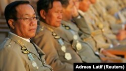 Perdana Menteri Myanmar Letnan Jenderal Soe Win (kiri) saat upacara Peringatan Hari Angkatan Bersenjata ke-60 di Ibu Kota Myanmar, Yangon, 27 Maret 2005. (Foto: REUTERS/Adrees Latif)