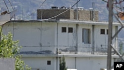 Pakistani children walk past the house of former al-Qaida leader Osama bin Laden in Abbottabad, Pakistan, May 8, 2011 (file photo).