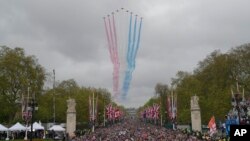 Aviones de la Royal Air Force sobrevuelan la multitud camino al Palacio de Buckingham después de la ceremonia de coronación del rey Carlos III de Gran Bretaña en Londres, el sábado 6 de mayo de 2023. (Foto AP/Vadim Ghirda)