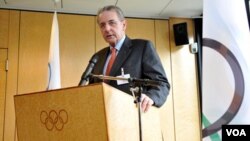 El presidente del Comité de los Juegos Olímpicos, Jacques Rogge, anunció a NBC como la cadena oficial para transmitir las siguientes cuatro olimpíadas.