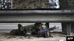 Fil Dişi Sahilində Laurent Qbaqbo evində yerləşən bunkerə sığındıqdan sonra atəşkəs istəyib