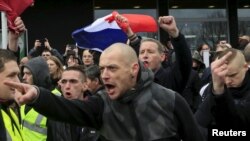 Des activistes anti-migrants scandent des slogans lors d'une manifestation organisée par le groupe anti-Islam PEGIDA à Calais, France, le 6 février 2016. (Reuters)