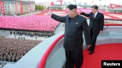 Pemimpin Korea Utara Kim Jong Un (depan) dalam sebuah acara parade di Pyongyang (foto: dok). 