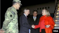 Menlu AS Hillary Clinton saat tiba di Kabul, Afghanistan (19/10).