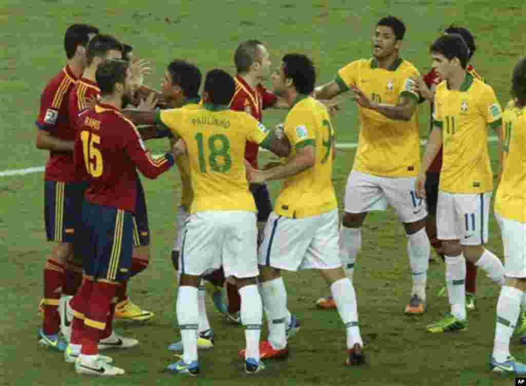 Spanish and Brazilian players argue during the soccer Confederations Cup final between Brazil and Spain at the Maracana stadium in Rio de Janeiro, Brazil, Sunday, June 30, 2013. (AP Photo/Eugene Hoshiko) 