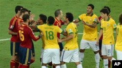 Jogadores brasileiros e espanhois discutem durante a final da Copa das Confederações no Rio de Janeiro, Brasil (Junho 2013)