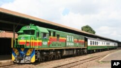 Le train "Lunatic Express", ancienne ligne construite à partir de 1896 par les Britanniques à Nairobi, au Kenya, 18 octobre 2006.