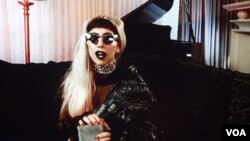 Lady Gaga invitó al productor mexicano, Fernando Garibay, a ser parte de su nuevo álbum, “Born This Way”.