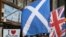 Shotlandiya va Britaniya bayroqlari