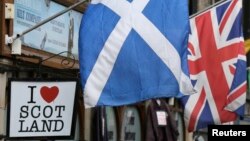 La bandera escocesa y la bandera británica son exhibidas en un comercio en el centro de Edimburgo, Escocia.