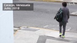 Joven caraqueño cambia papel higiénico por productos y servicios en Venezuela