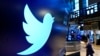 Logo Twitter di lantai Bursa Efek New York, 29 November 2021. (AP/Richard Drew, File)