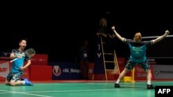 Kevin Sanjaya Sukamuljo (kiri) dan Marcus Fernaldi Gideon (kanan) meluapkan kegembiraan setelah memenangkan laga final ganda putra melawan Ong Yew Sin dan Teo Ee Yi dari Malaysia pada turnamen Malaysia Masters, di Kuala Lumpur, 20 Januari 2019. (Foto: AFP)