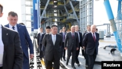 El presidente ruso, Vladimir Putin, y el líder norcoreano Kim Jong Un recorren el cosmódromo de Vostochny, en el lejano oriente de Rusia, el 13 de septiembre de 2023.