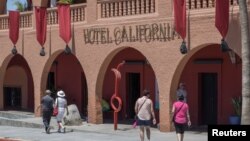 Turistas caminan frente al Hotel California en Todos Santos, Baja California Sur, Mexico, May 2, 2017. El huracán Norma podría avanzar sobre la península este fin de semana informó el Centro Nacional de Huracanes. 