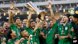 Los jugadores de México celebran con el trofeo tras ganar la Copa Oro de la CONCACAF al vencer en la final a Panamá, el 16 de julio de 2023, en Inglewood, California, EEUU