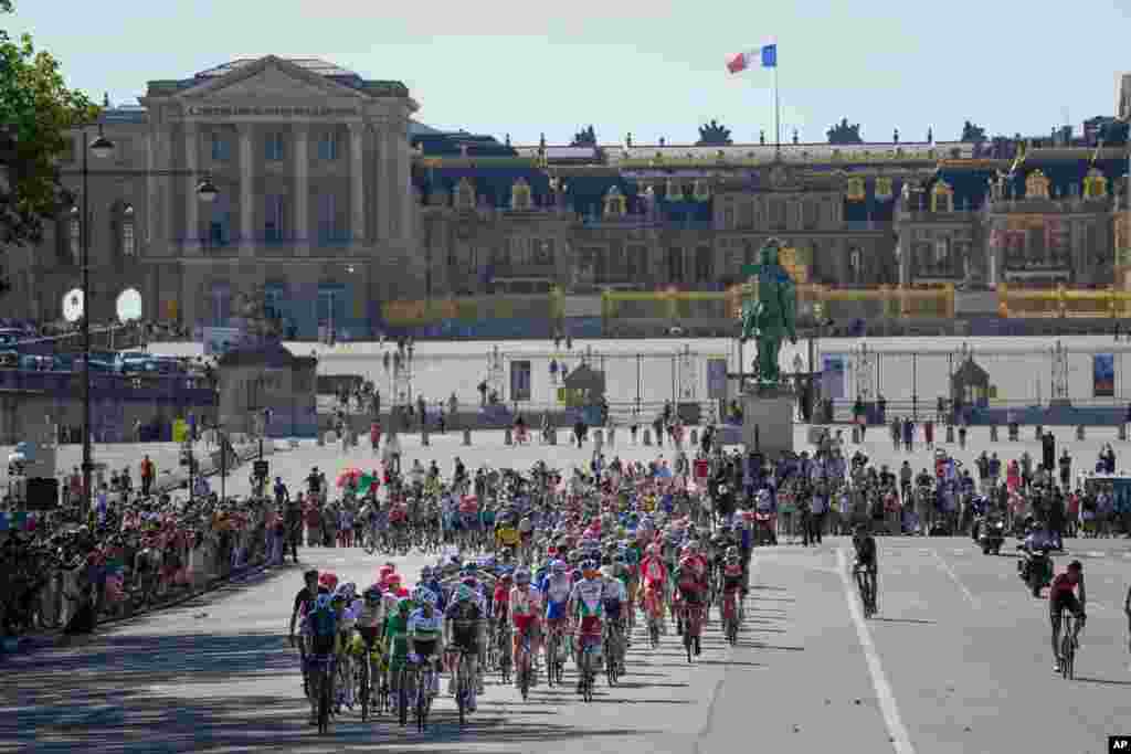 The pack passes the Palace of Versailles during the twenty-first and last stage of the Tour de France cycling race over 108.4 kilometers (67.4 miles) with start in Chatou and finish on the Champs Elysees in Paris, France.