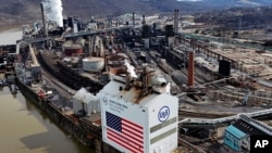 Pemandangan dari pabrik US Steel yang berlokasi di Clairton, Pennsylvania, dalam foto yang diambil pada 26 Februari 2024. (Foto: AP/Gene J. Puskar)