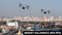 Конвертопланы США CV-22B Osprey в небе над Киевом в рамках многосторонних военных учений Rapid Trident-2020. 23 сентября 2020 