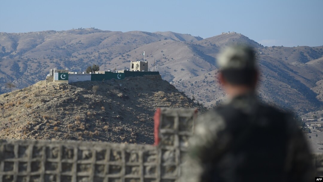 ARSIP - Seorang serdadu AD Pakistan bersiaga di terminal perbatasan Ghulan Khan, sebuah kota di Waziristan Utara, di perbatasan Pakistan dan Afghanistan, 27 Januari 2019 (foto: Farooq Naeem/AFP)