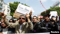 ARCHIVES - Des journalistes tunisiens participent à une manifestation à l'occasion de la Journée mondiale de la liberté de la presse à Tunis, le 3 mai 2013.