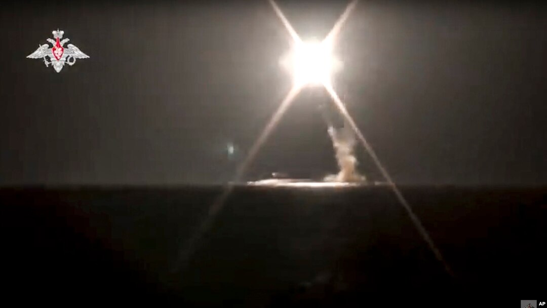 Rudal jelajah hipersonik Zirkon baru diluncurkan oleh kapal selam angkatan laut Rusia dari Laut Barents, 4 Oktober 2021. (Layanan Pers Kemenhan Rusia via AP)