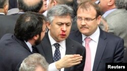 TBMM Genel Kurulu'nda pek örneği görülmemiş şekilde birkaç kişilik değil onlarca milletvekili arasında yumruklu, tekmeli kavga nedeniyle kan döküldü. CHP'li Ali İhsan Köktürk'ün burnunun kırıldığı, AK Partili Bayram Özçelik'in ise parmağında çatlağa yol açan kavga, iktidara yönelik yolsuzluk ve yargıyı kontrol etme tartışmalarıyla geldi