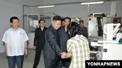 지난 3일 '조선중앙통신'이 공개한 사진에서 평양 양말공장을 방문한 김정은 제1위원장.