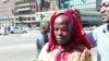 Mumwe wevanhu vanonzi vakakuvadzwa nemapurisa mukuratidzira kwakaitika muHarare. Aug. 17, 2016. (S. Mhofu/VOA)