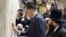 Mitt Romney, con una kipá judía puesta, visitó el Muro de las Lamentaciones en Jerusalén.