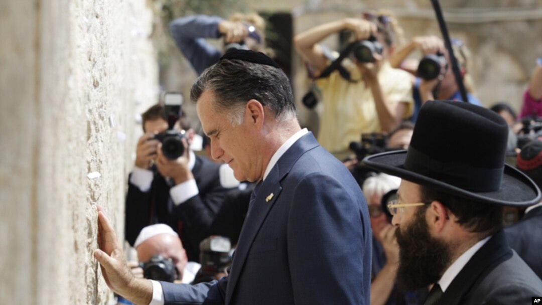 Capres AS dari partai Republik, Mitt Romney, melakukan kunjungan ke Tembok Ratapan di Yerusalem, Israel hari Minggu (29/7). Romney mengakhiri lawatan luar negerinya di Polandia. 