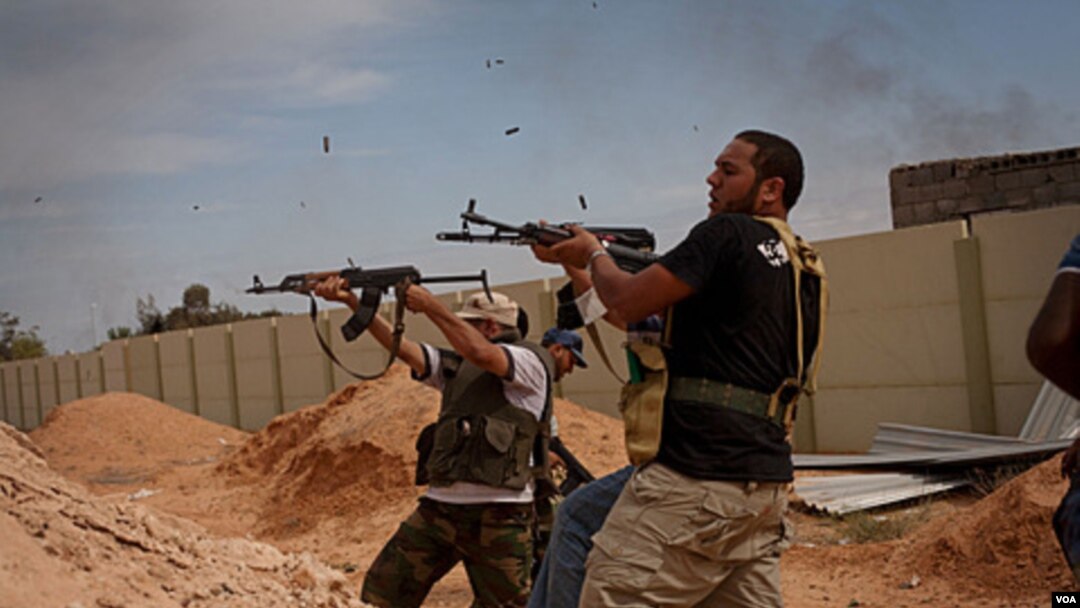 Pasukan pemerintah sementara Libya (NTC) menggempur kota Sirte. NTC memperkirakan akan menguasai kubu terakhir pendukung Gaddafi pekan depan.