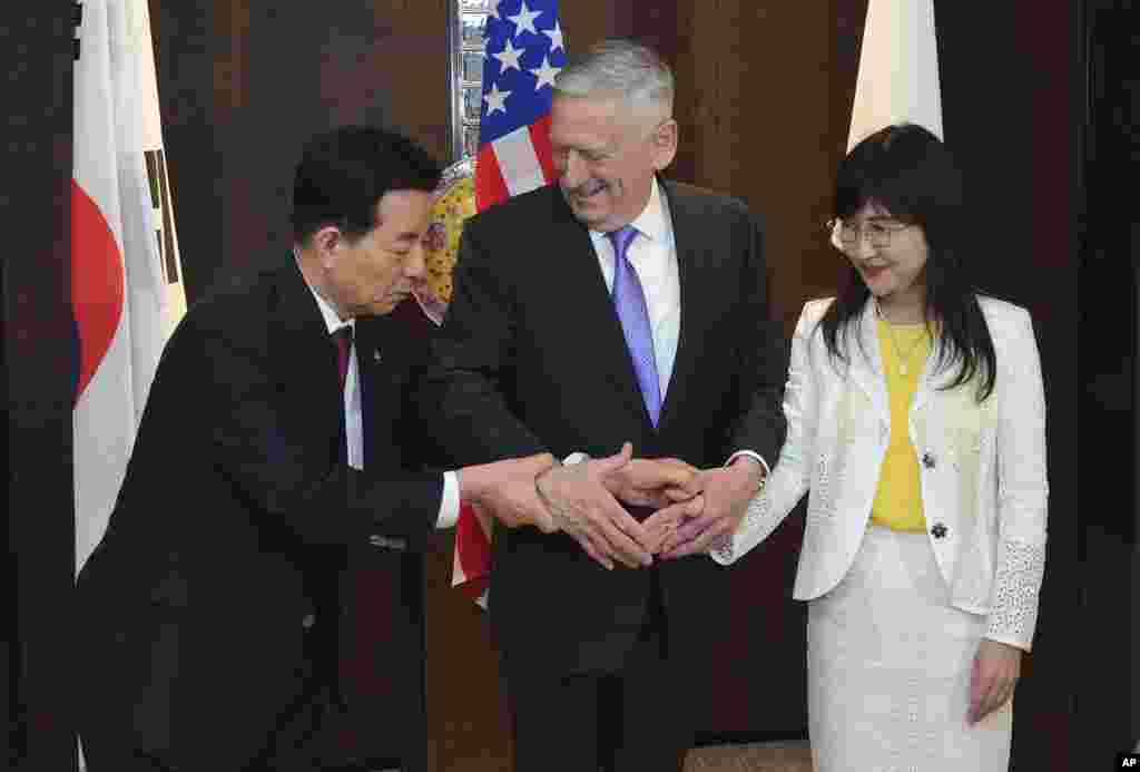 دیدار وزیر دفاع آمریکا با وزرای کشورهای کره جنوبی و ژاپن در نشست دفاعی امنیتی شانگری لا در سنگاپور