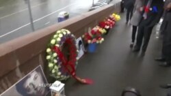 Bolton Nemtsovun memorialı önünə əklil qoyub