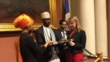 Ilhan Omar ( à esquerda ), tomando posse como legisladora no Minnesota