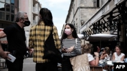 9일 프랑스 파리의 한 식당 앞에서 마스크를 쓴 사람들.