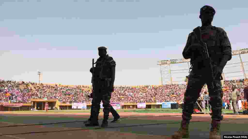 Des militaires surveillent le stade Seyni Kountché de Niamey pour le dernier meeting de Mahamadou Issoufou, le 18 février 2016&nbsp;(VOA/Nicolas Pinault)