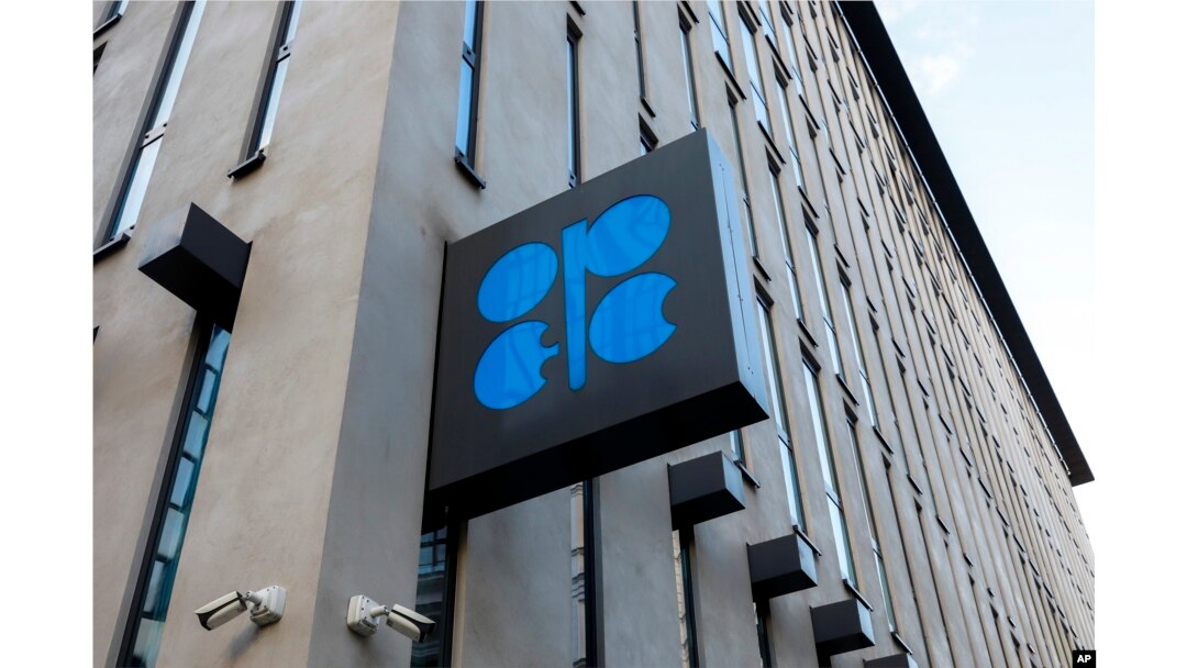 Logo Organisasi Negara Pengekspor Minyak (OPEC) di luar kantor pusat OPEC di Wina, Austria, Kamis, 3 Maret 2022. (AP/Lisa Leutner)