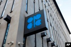 Logo Organisasi Negara Pengekspor Minyak (OPEC) di luar kantor pusat OPEC di Wina, Austria, Kamis, 3 Maret 2022. (AP/Lisa Leutner)