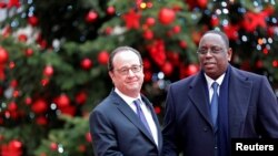 Le président François Hollande et son homologue sénégalais Macky Sall lors de son arrivée à l'Élysée, le 20 décembre 2016.