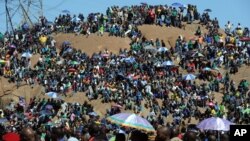 Rudari uoči komemoracije na mestu prošlogodišnjeg masakra u blizini rudnika platine Marikana, 16. avgust 2013.