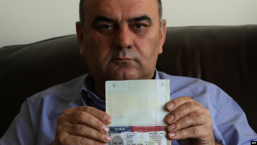 Fuad Sharef Suleman, một người Iraq bị ảnh hưởng bởi sắc lệnh của ông Trump, cầm trên tay visa Hoa Kỳ.