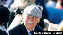 L'avocat George Bizos arrive pour entendre l'ancien président américain Barack Obama à l'occasion du centenaire de la naissance de Nelson Mandela, à Johannesburg, en Afrique du Sud, le 17 juillet 2018. (Photo: REUTERS/Siphiwe Sibeko/archives)